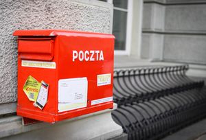Czerwona skrzynka na listy Poczty Polskiej